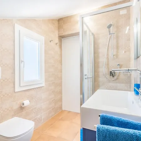 Acquario Elegance - 200 Mt Dalla Willa